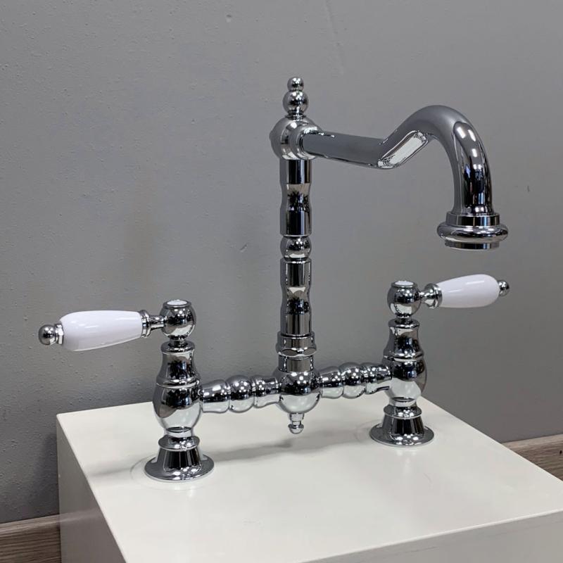 PB Nostalgiczna Kuchenny Kran Chromowany z Kątową Wylewką i Białymi Uchwytami PBN.CHR.H.WH