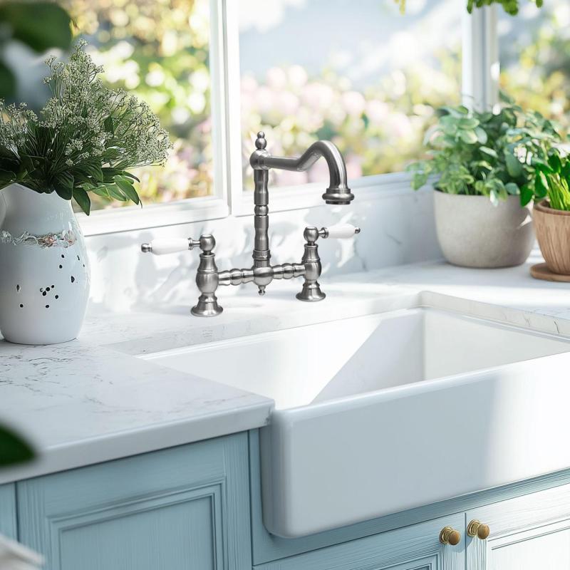 PB Nostalgiczna bateria kuchenna mostkowa ze stali nierdzewnej z kątową wylewką i białymi uchwytami PBN.RVS.H.WH