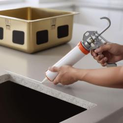 Kwasoodporny silikonowy klej do montażu podwieszanych zlewów ze stali nierdzewnej