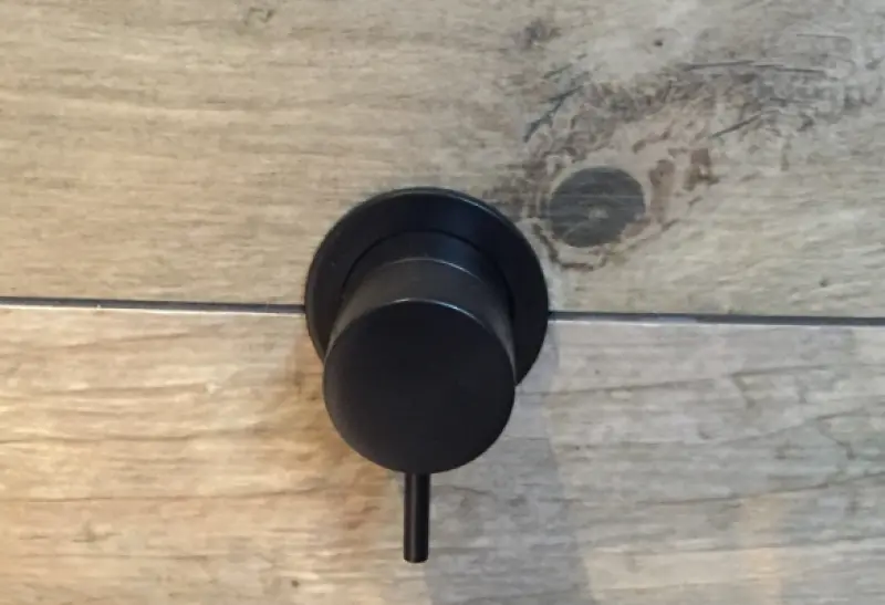 Waterevolution Flow inbouw 2-drożny przełącznik matowy czarny z okrągłą rozetą T1482SPR