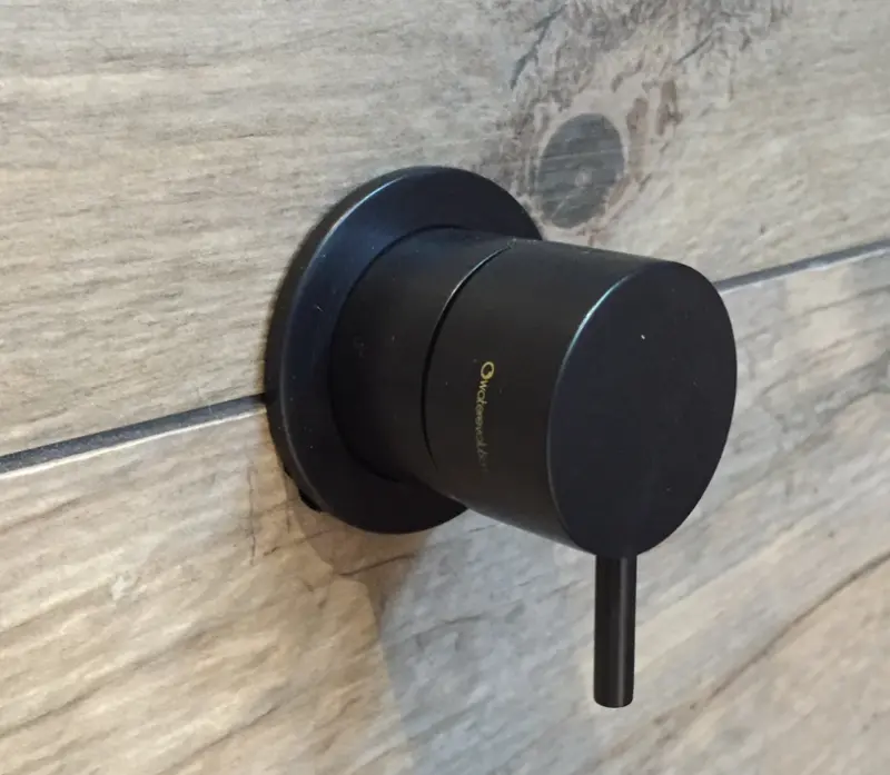 Waterevolution Flow inbouw 2-drożny przełącznik matowy czarny z okrągłą rozetą T1482SPR