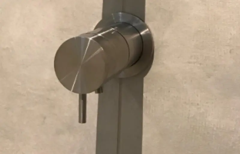 Termostat prysznicowy Waterevolution Flow do montażu podtynkowego, wykonany z litego stali nierdzewnej, z okrągłą rozetą T142TBIE 1208816582