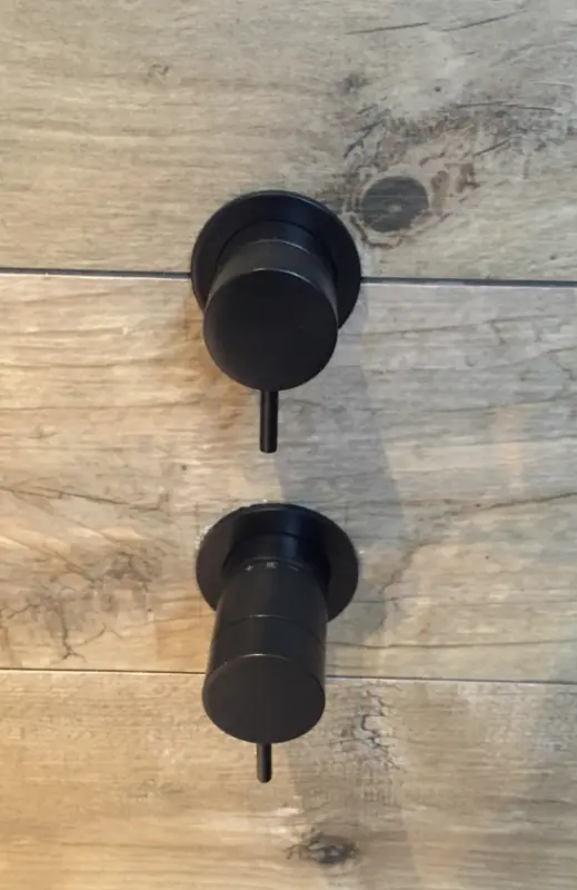 Zestaw do wbudowanej prysznice Waterevolution Flow w matowym czarnym kolorze z termostatem, prysznicem deszczowym i prysznicem ręcznym 1208846402