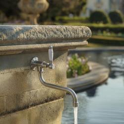 PB klasyczny kran ścienny z białą rączką, zimna woda i długi wylew, stal nierdzewna 1208853572