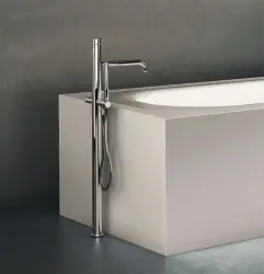 Waterevolution Flow wolnostojąca bateria wannowa z prysznicem ręcznym szczotkowany mosiądz T133BB