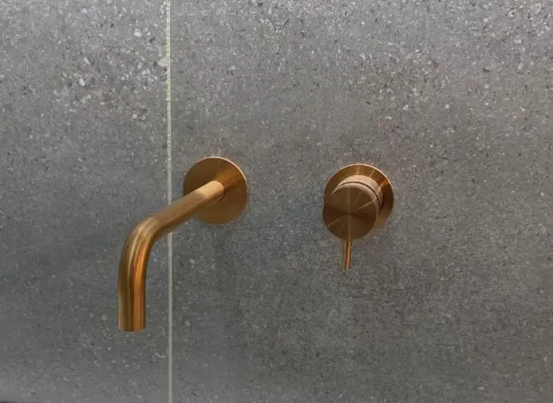 Waterevolution Flow Wbudowana bateria umywalkowa PVD szczotkowany miedź z wylewką 15 cm T116BCPE-15