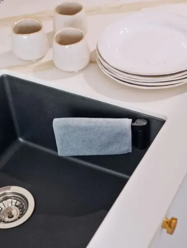 Magisso Magnetyczny uchwyt na ścierkę do zlewu prosty plastikowy czarny 30201011