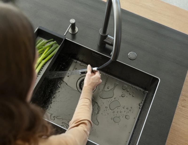 Franke Keukenmengkraan Eos Neo met uittrekbare sproeikop PVD Gun Metal 115.0628.256