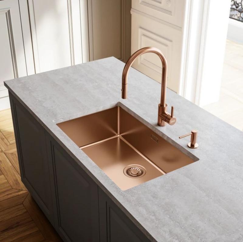 Franke miedziany kran kuchenny Eos Neo z wyciąganą wylewką, PVD copper 115.0628.254