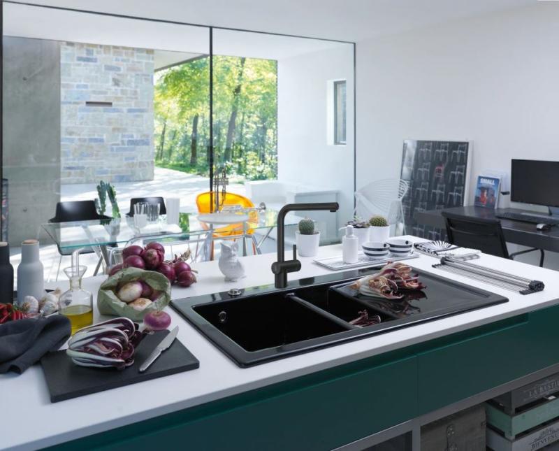 Franke szczotkowana czarna bateria kuchenna Atlas Neo z sensorem i wyciąganą wylewką 115.0625.527