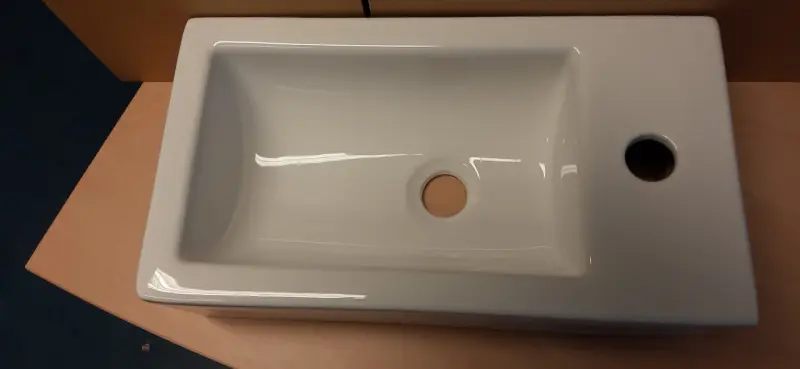 OUTLET Blusani Flow fontanna z błyszczącej białej ceramiki, wersja prawa, 45x26x13 cm