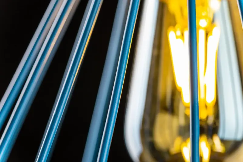 Dekor Tess niebieska metalowa stożkowa lampa wisząca z drutu 2578