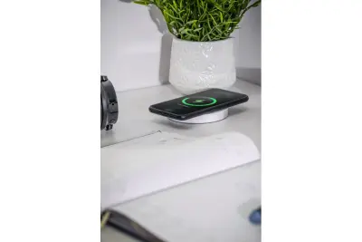 Indux Lift chowane gniazdo kuchenne z uziemieniem w blacie roboczym, białe, z oświetleniem, 2 x USB i ładowaniem bezprzewodowym 1208957838