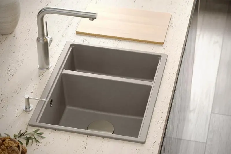 Quadri Newport II biały, 1,5 komory z granitu, zlewozmywak montowany na blacie i pod blatem 555x460mm z korkiem ze stali nierdzewnej 1208957860