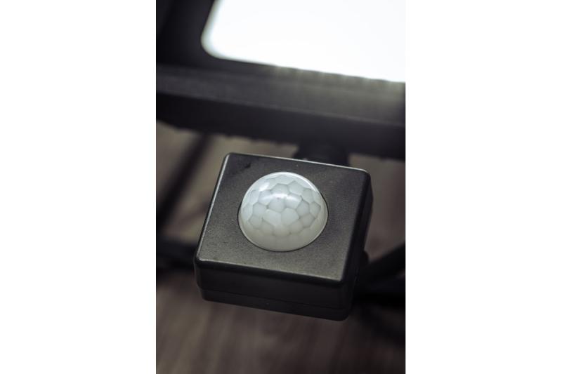 Reflektor LED iNEXT z czujnikiem ruchu 30 W 2400 lm, PF>0,9, RA>80, IP65, 120°, 6400 K, obudowa czarna 1208962860