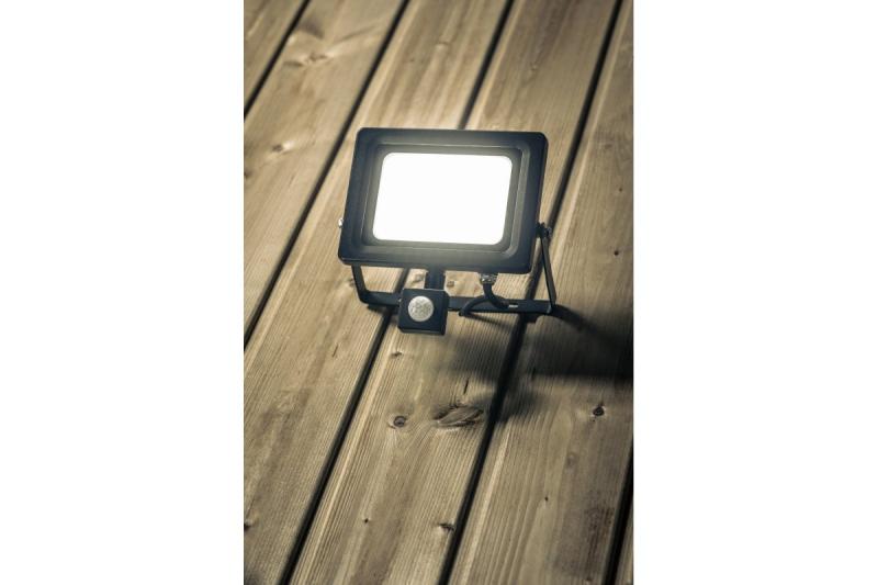 Reflektor LED iNEXT z czujnikiem ruchu 50W 4000lm, PF>0,9, RA>80, IP65, 120°, 6400K, czarne ciało 1208962862