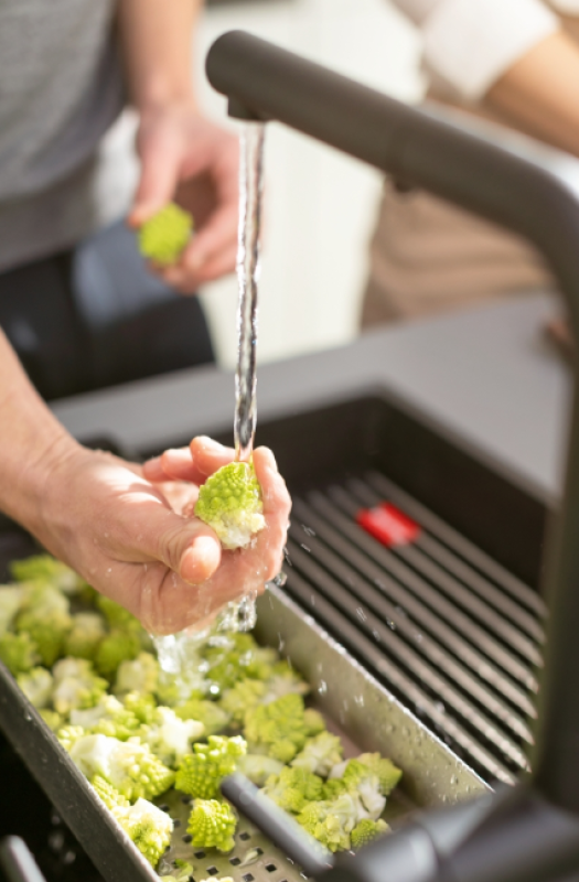 Franke Active Twist Jednouchwytowa Bateria Czarna z Wyciąganą Wylewką i Zintegrowanym Sterowaniem Odpływem 115.0669.769