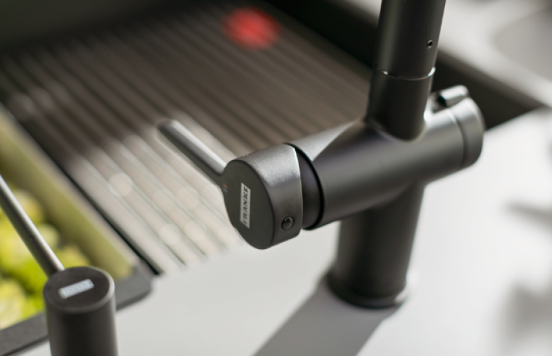 Franke Active Twist Jednouchwytowa Bateria Czarna z Wyciąganą Wylewką i Zintegrowanym Sterowaniem Odpływem 115.0669.769