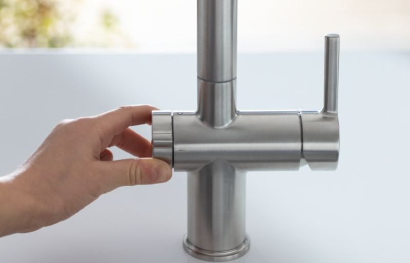 Franke Active Twist Jednouchwytowa Bateria w kolorze stali nierdzewnej z wyciąganą wylewką i zintegrowanym sterowaniem odpływem 115.0653.505