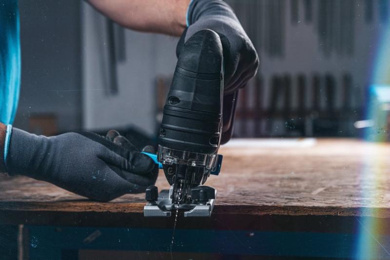 HÖGERT akumulatorowa wyrzynarka, 18V, uchwyt antywibracyjny - bez akumulatora.