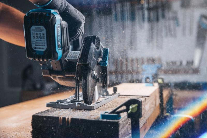 HÖGERT akumulatorowa pilarka tarczowa, 18V, bez akumulatora, złącze do odkurzacza