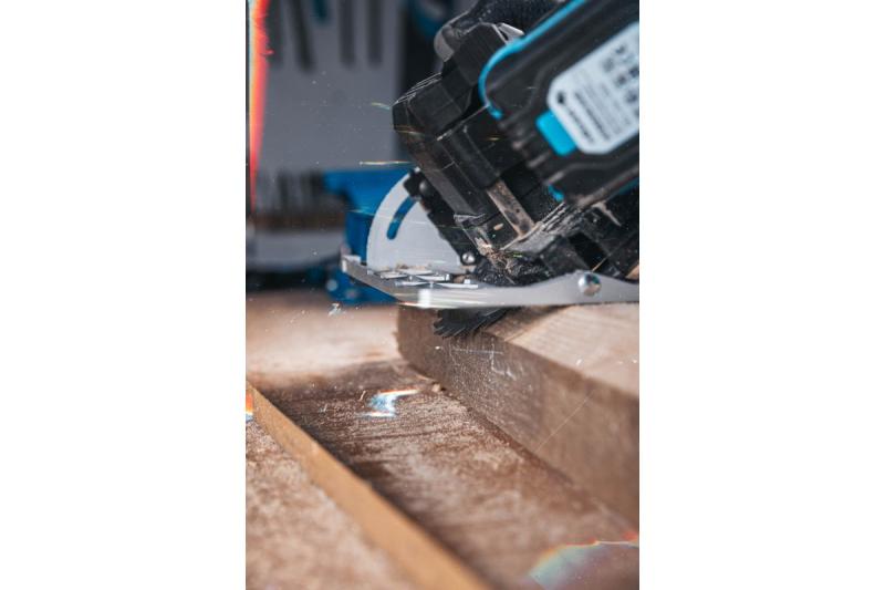 HÖGERT akumulatorowa pilarka tarczowa, 18V, bez akumulatora, złącze do odkurzacza