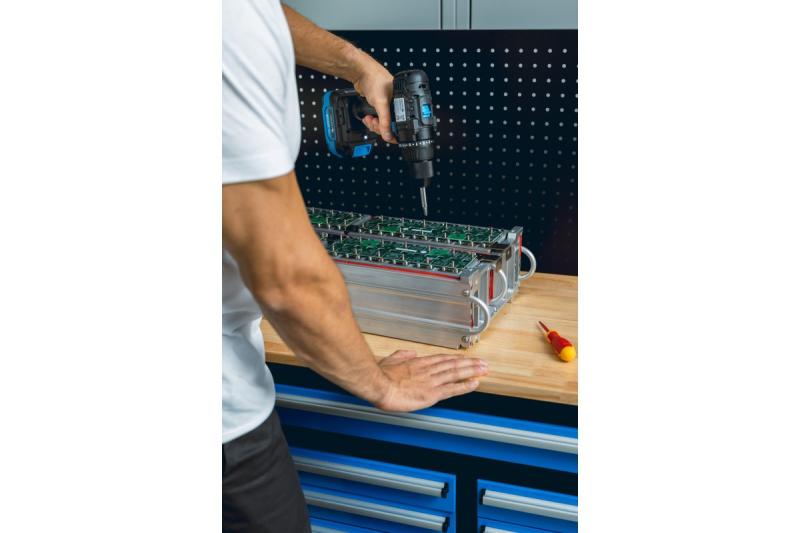 HÖGERT wiertarko-wkrętarka 18V, zestaw z akumulatorem, ładowarką, uchwytem bitów, magazynkiem wierteł.