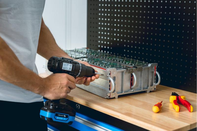 HÖGERT wiertarko-wkrętarka 18V, zestaw z akumulatorem, ładowarką, uchwytem bitów, magazynkiem wierteł.