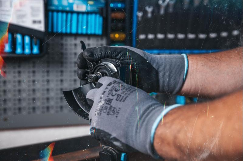 HÖGERT Bezprzewodowa szlifierka kątowa z włącznikiem łopatkowym, 125MM, 18V, zestaw z akumulatorem, ładowarką, akcesoriami.