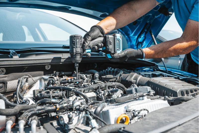 HÖGERT Bezszczotkowy żelazko akumulatorowe 18V, zestaw z akumulatorem, ładowarką i akcesoriami