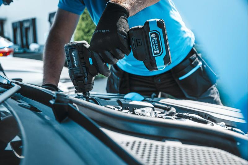 HÖGERT Bezszczotkowy żelazko akumulatorowe 18V, zestaw z akumulatorem, ładowarką i akcesoriami