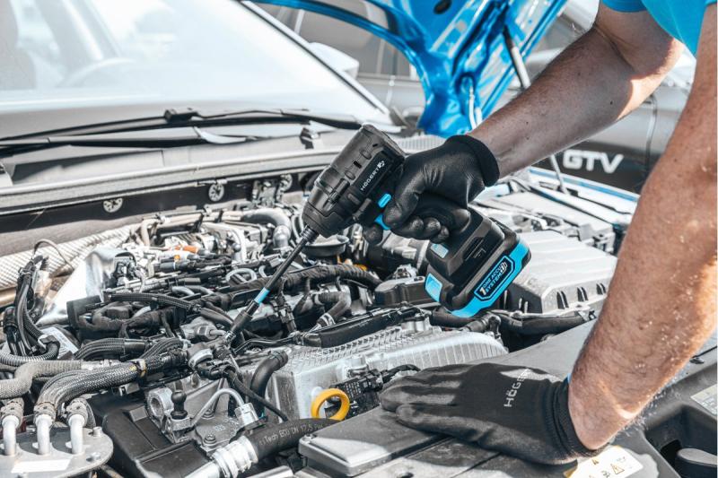 HÖGERT Bezszczotkowy żelazko akumulatorowe 18V, zestaw z akumulatorem, ładowarką i akcesoriami