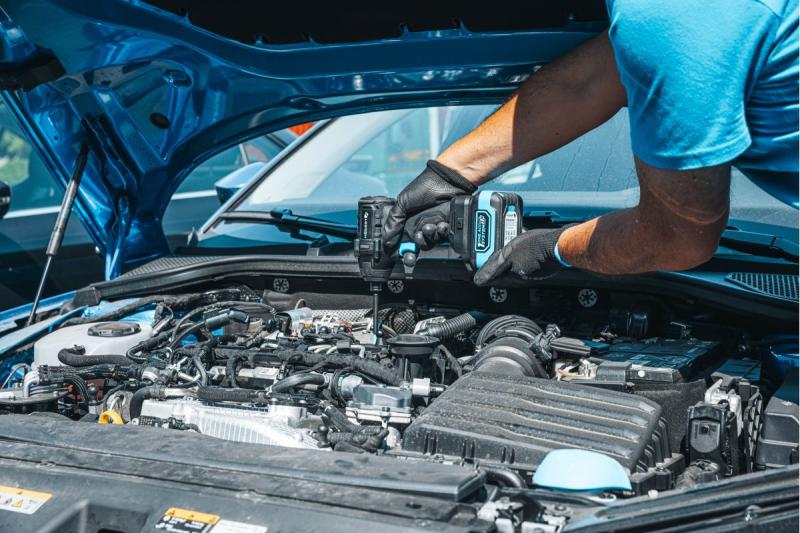 HÖGERT Bezszczotkowy żelazko akumulatorowe 18V, zestaw z akumulatorem, ładowarką i akcesoriami