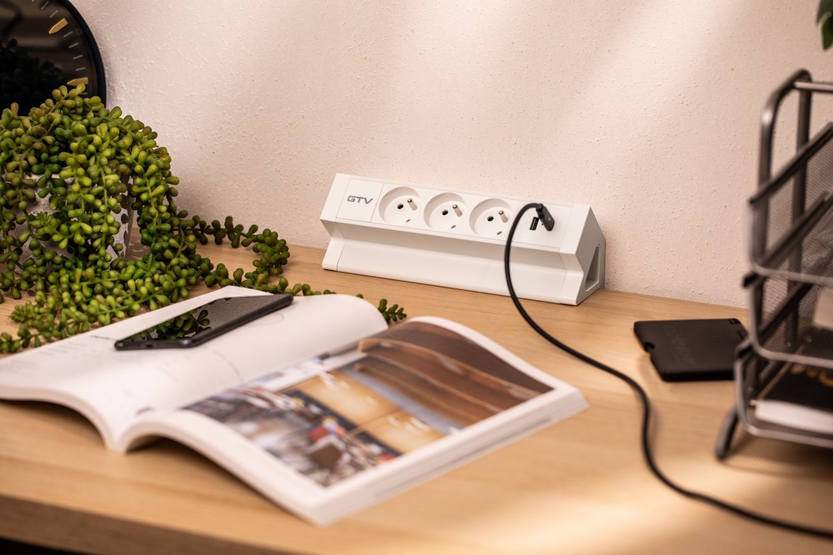 Gniazdo meblowe Basco, 3 x gniazdo z uziemieniem, USB A+C, kabel 1,5 m, białe z montażem