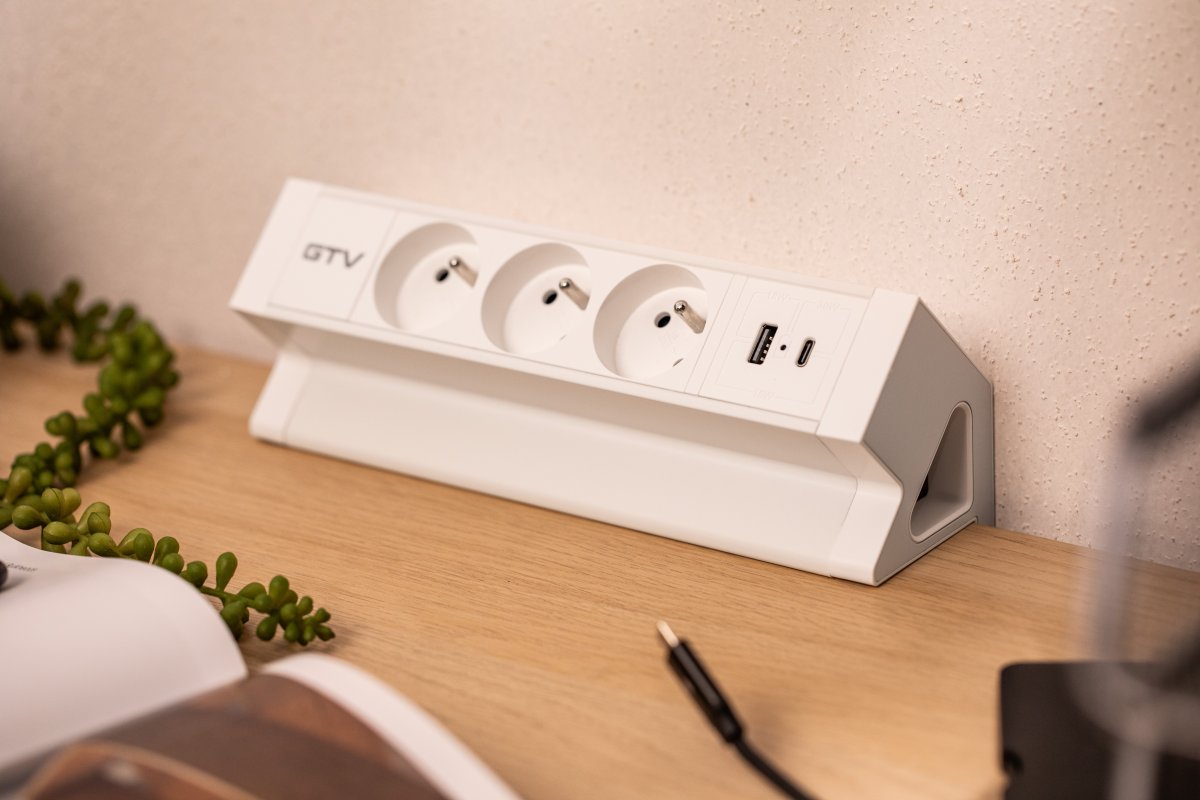 Gniazdo meblowe Basco, 3 x gniazdo z uziemieniem, USB A+C, kabel 1,5 m, białe z montażem