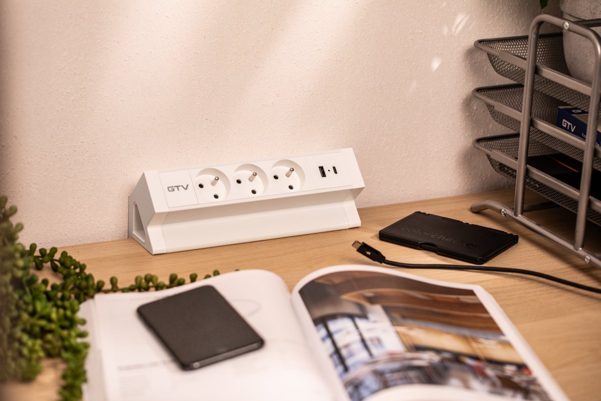 Gniazdo meblowe Basco, 3 x gniazdo z uziemieniem, USB A+C, kabel 1,5 m, białe z montażem