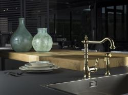 PB Nostalgiczna, wysuwana ręczna słuchawka kuchenna w stylu klasycznym, w kolorze naturalnego mosiądzu